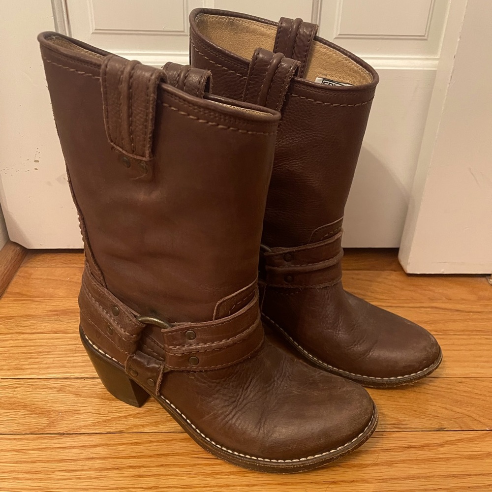 FRYE Carmen Harness Short Brown Leather cowboy boot 7M